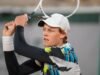 Sinner non si ferma più: derby vinto, quarti conquistati e record di Djokovic agganciato