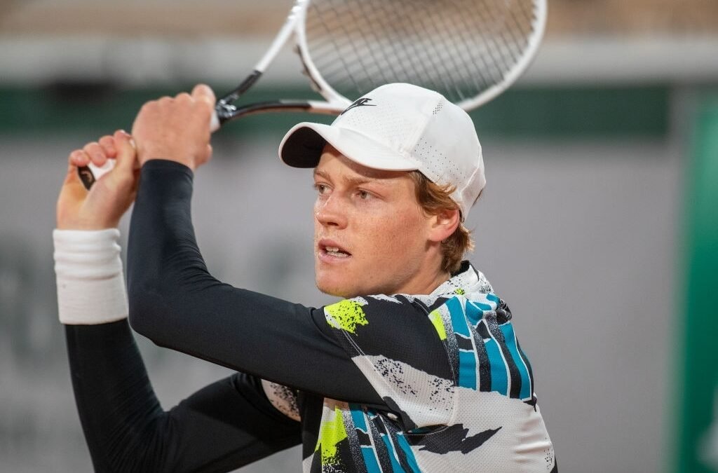 Sinner non si ferma più: derby vinto, quarti conquistati e record di Djokovic agganciato