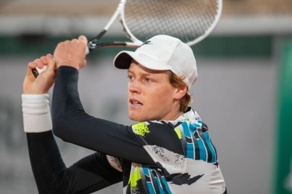 Sinner non si ferma più: derby vinto, quarti conquistati e record di Djokovic agganciato