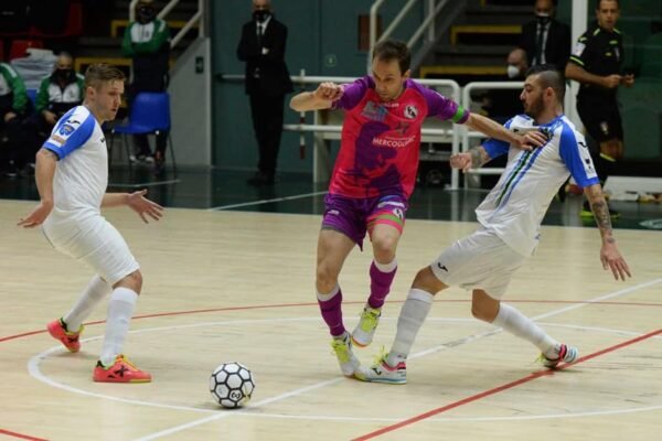 Calcio a cinque, vola Sandro Abate. Pari della Feldi