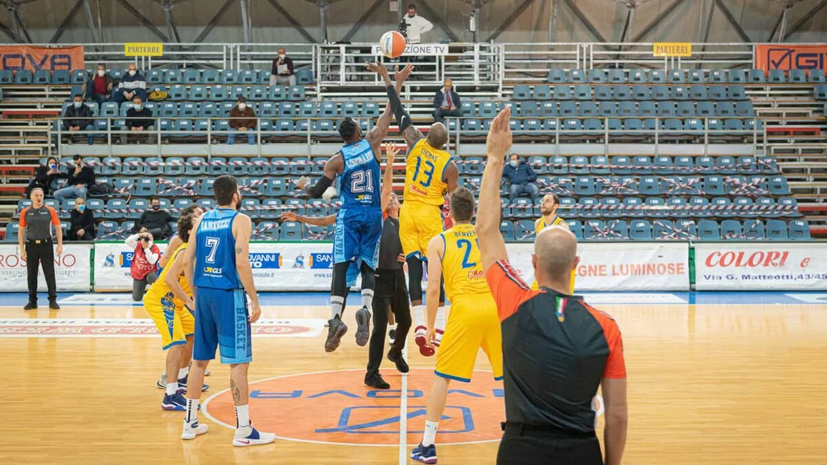 Scafati vince derby con il Napoli basket