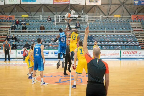 Scafati vince derby con il Napoli basket