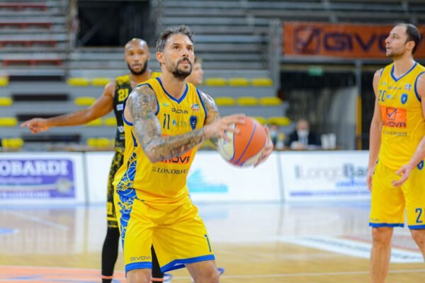 Scafati, vittoria di forza a Cento