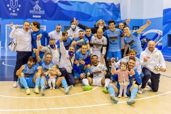 Napoli forza otto, superato anche il Taranto