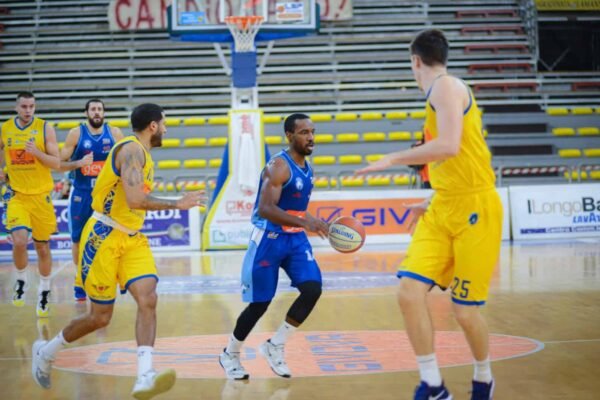 Napoli basket da urlo, Scafati si inchina nel derby