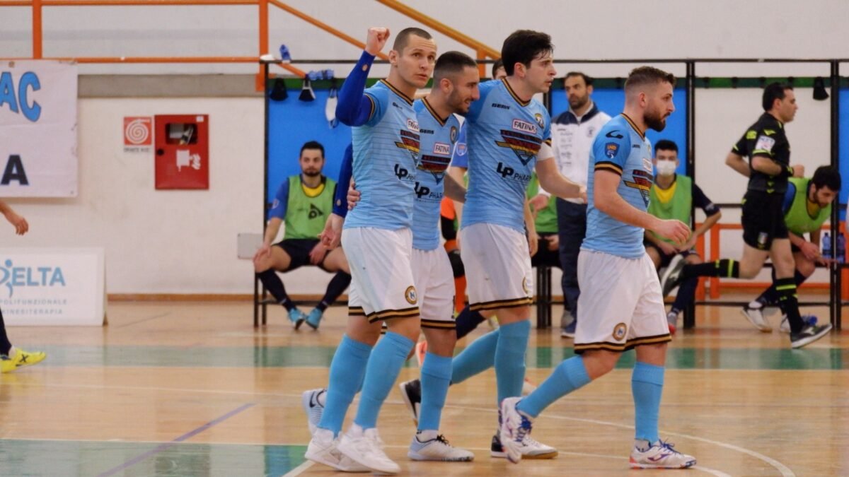 FF Napoli fa 13, Messina va k.o.