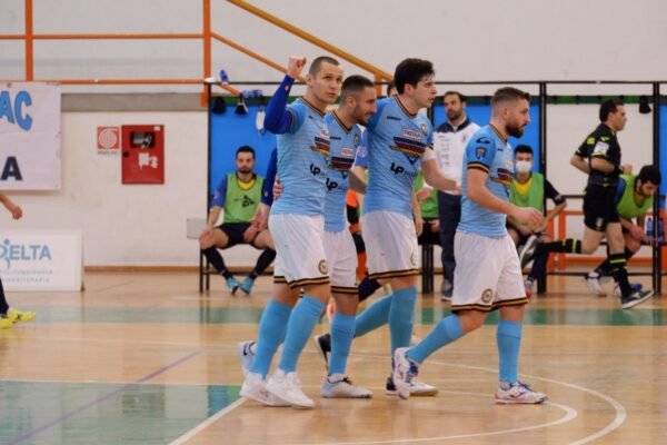FF Napoli fa 13, Messina va k.o.
