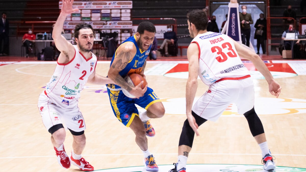 Scafati torna a ruggire, grande vittoria a Pistoia