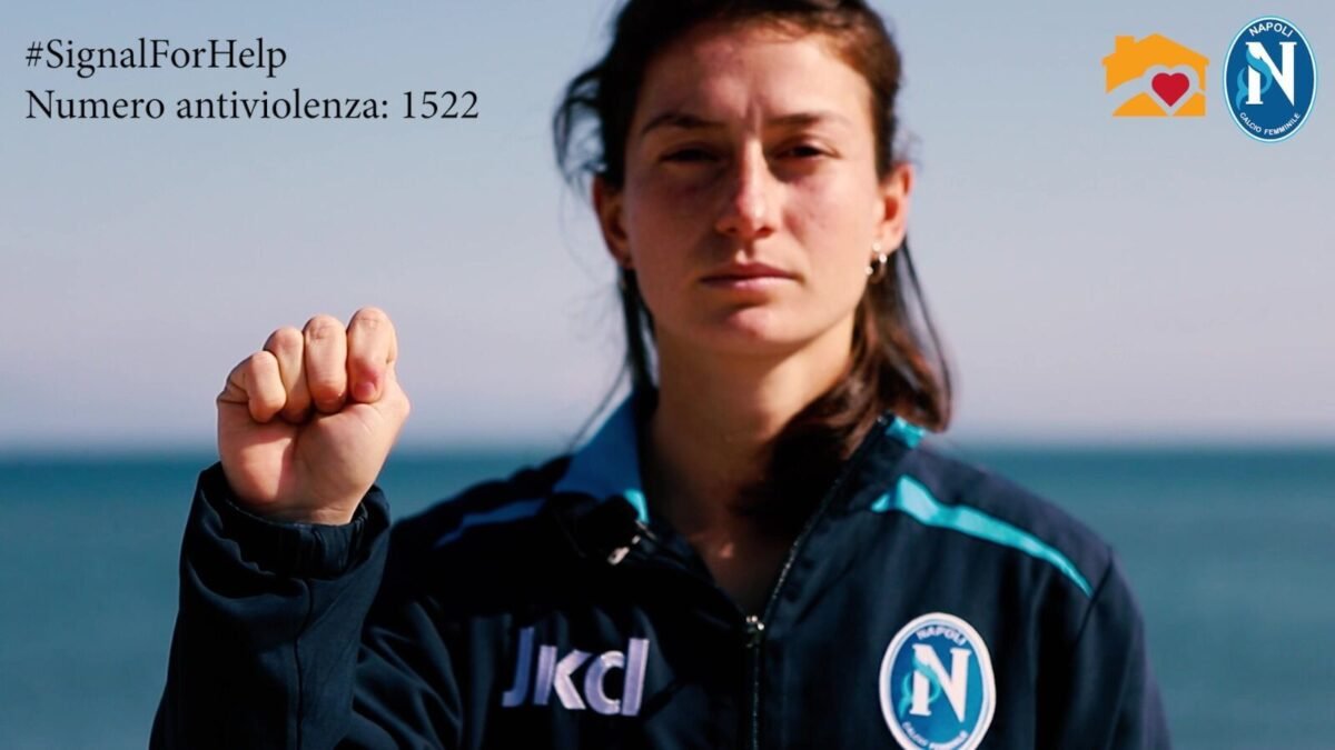 #SignalForHelp, Napoli femminile e Cooperativa Eco per supportare le donne