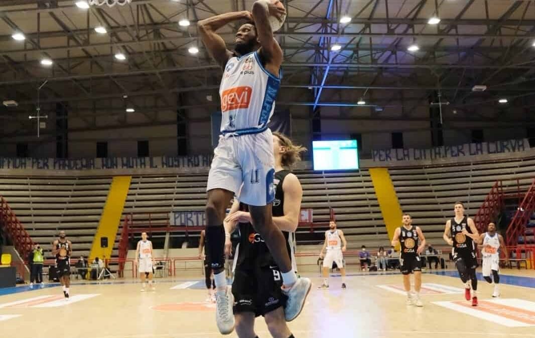 Gevi Napoli, domata Udine con il brivido: la vetta è salda