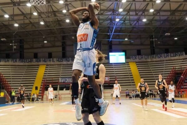 Gevi Napoli, domata Udine con il brivido: la vetta è salda