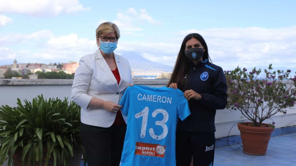 Napoli femminile, Mariah Cameron ricevuta dalla console Usa Avery