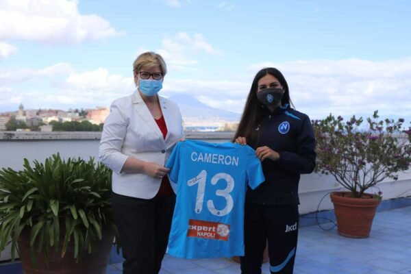 Napoli femminile, Mariah Cameron ricevuta dalla console Usa Avery