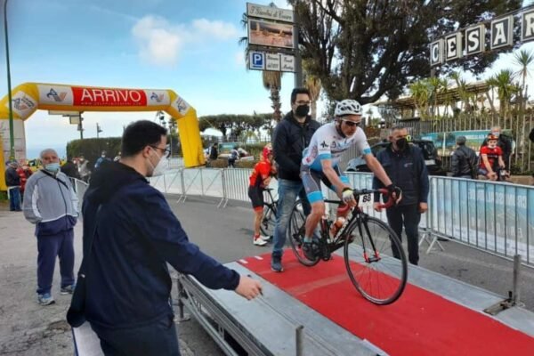 Ciclismo, Cronoscalata Vesuvio: vincono il sorrentino Cinque e la potentina Distefano