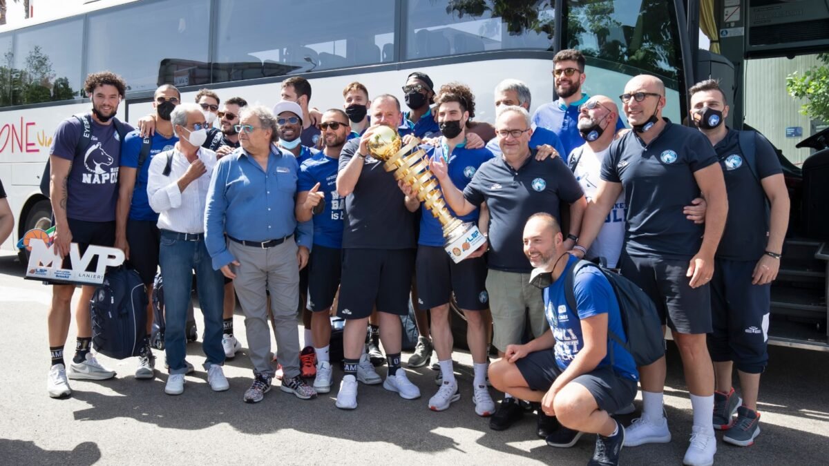 Napoli basket in serie A, il rientro della squadra al PalaBarbuto