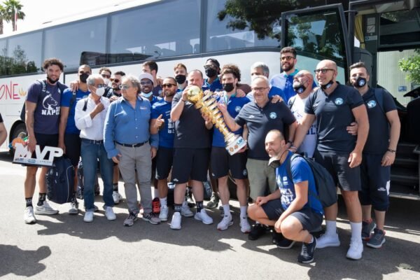Napoli basket in serie A, il rientro della squadra al PalaBarbuto