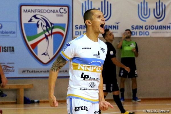 Napoli Futsal, una magia di Fortino regala la prima vittoria