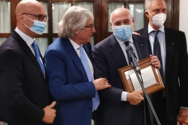 Posillipo, premiato Maurizio Marinella con una targa ricordo