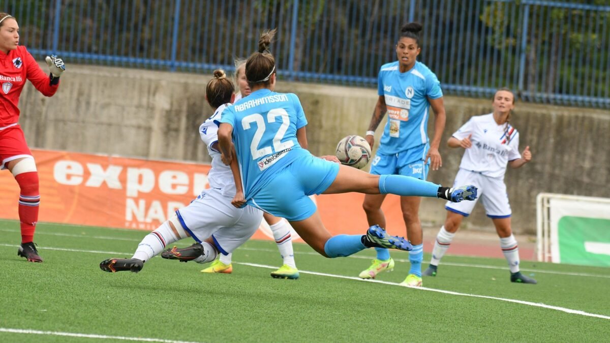 Napoli che beffa, la Samp passa nel finale: tre azzurre espulse