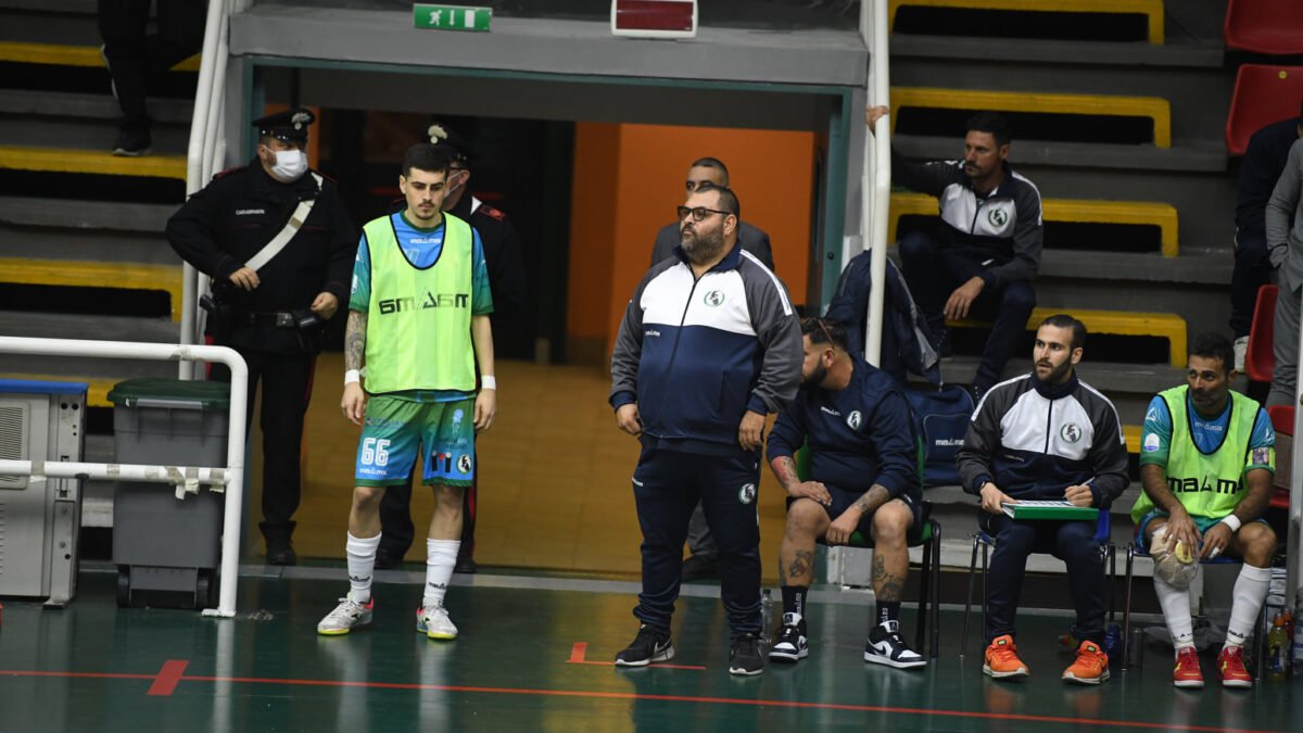 Gianfranco Angelini si dimette da tecnico Sandro Abate Avellino