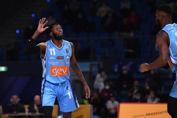 Gevi Napoli, sbancata Pesaro: Pargo debutta con 18 punti