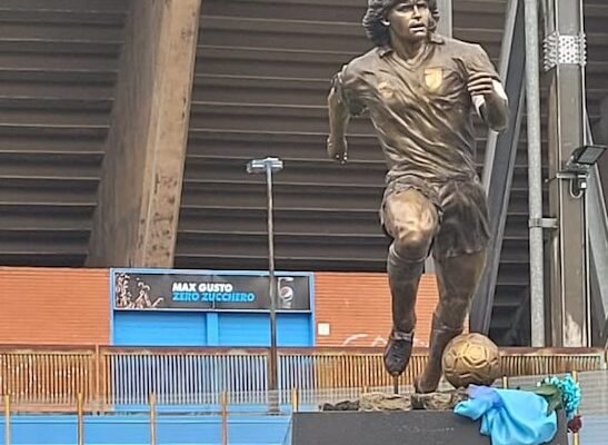 Maradona, inaugurata la statua tra commozione e orgoglio