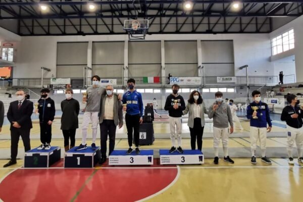 Posillipo, pioggia di medaglie ai regionali di spada e sciabola