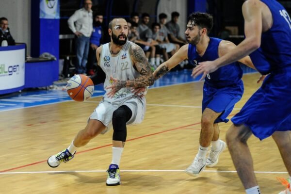 Geko stende Formia, ma si fa male Battaglia