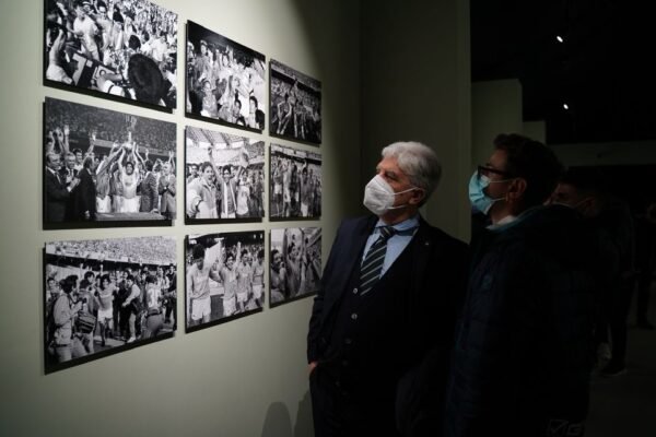 Nazionale cantanti rende omaggio a Diego Maradona