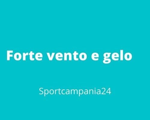 Meteo Campania, forte vento e gelo: chiusi i parchi a Napoli