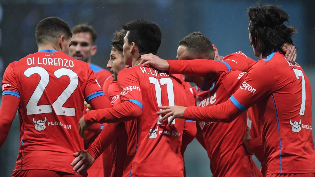 Infortuni, arbitri e formazione da inventare: le difficoltà del Napoli