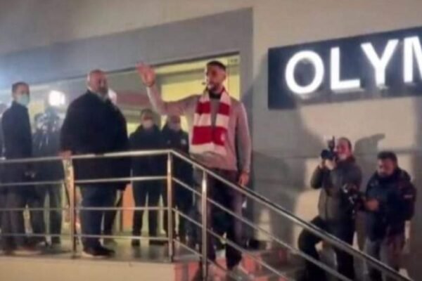 Manolas è dell’Olimpiacos: mostra la sciarpa ai suoi nuovi tifosi