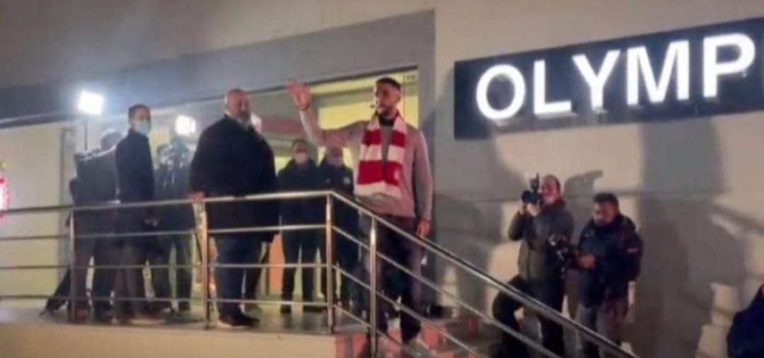 Manolas è dell’Olimpiacos: mostra la sciarpa ai suoi nuovi tifosi