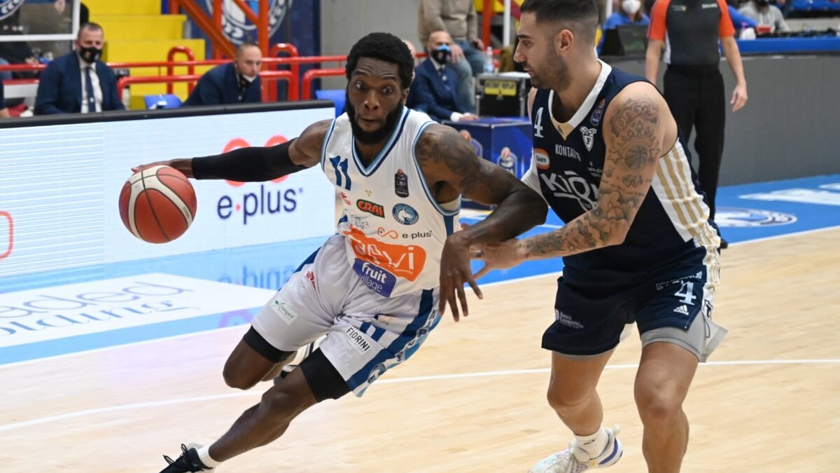 Gevi Napoli, ko con la Fortitudo ed esplode la rabbia