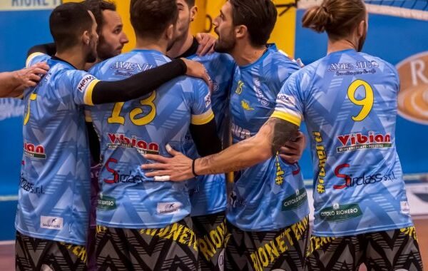 Rione Terra, al PalaErrico arriva la Volley Meta: la carica di Montò