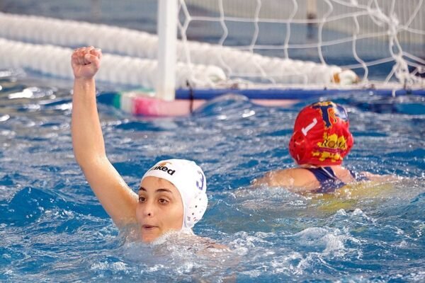 Napoli nuoto donne, De Magistris: “Concentrate per la sfida di domani”