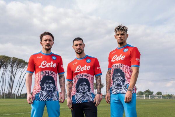Napoli, ecco la nuova maglia per la sfida con il Milan