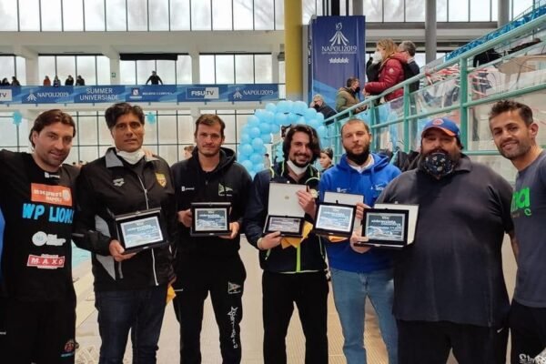 Expert Napoli Lions, la pallanuoto e l’abbracciata collettiva 2022