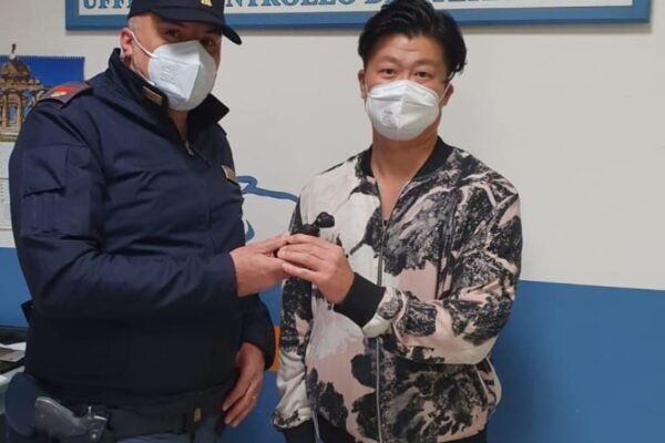 Stadio Maradona, si impossessa della telecamera di un turista: denunciato