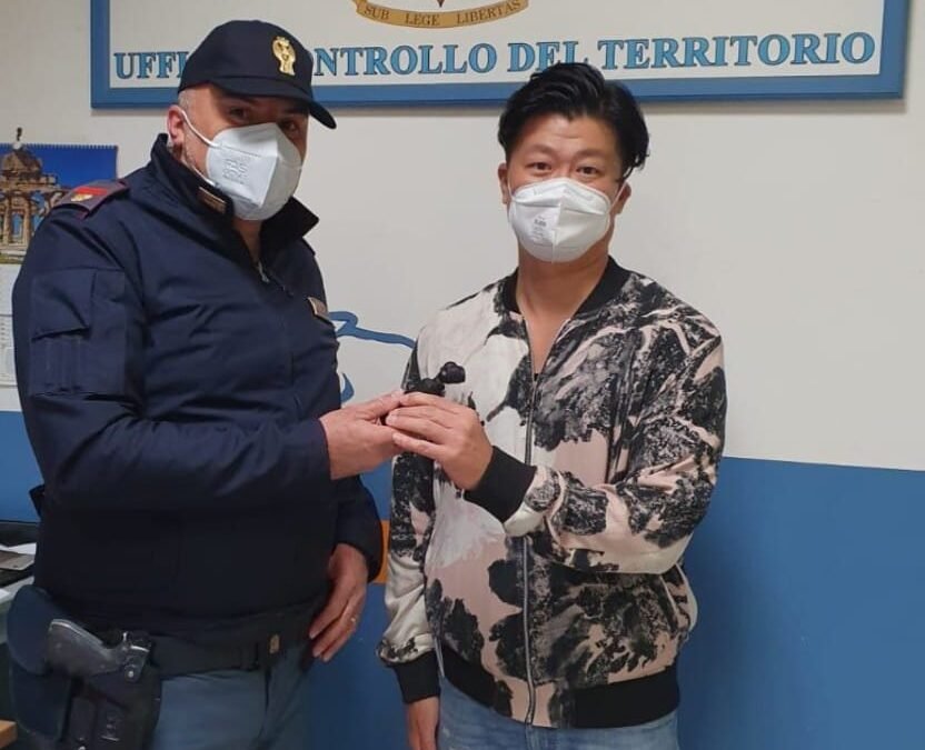 Stadio Maradona, si impossessa della telecamera di un turista: denunciato