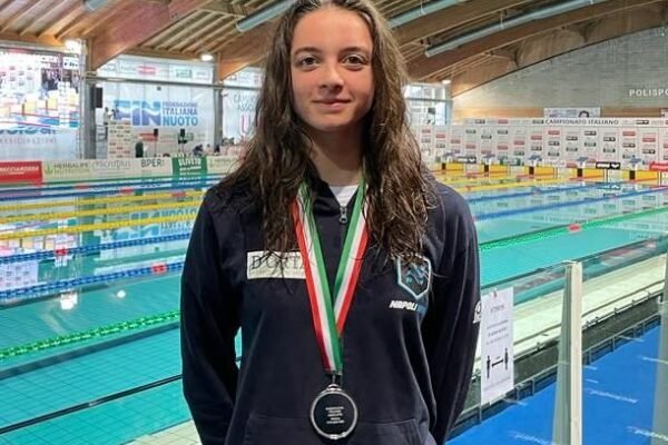 Viola Scotto di Carlo super: è argento nei 50 farfalla agli assoluti