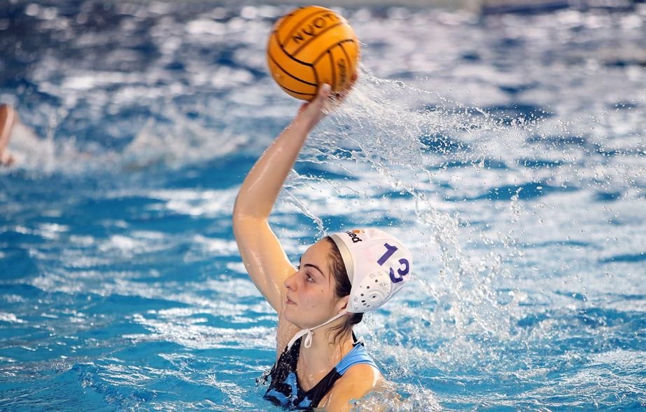 Napoli Nuoto donne, successo sul Cosenza: vetta a un passo