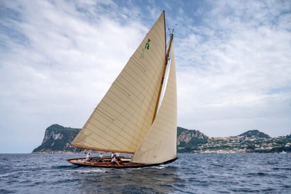 Vele d’Epoca, Olympian primo a Capri vince premio Tiberio