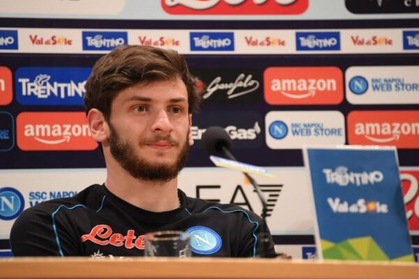 Kvaratskhelia si presenta: “Mi ispiro a Cristiano, ho scelto subito Napoli”