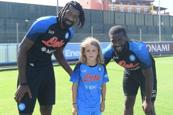 Antoine, il bimbo francese tifoso del Napoli a Castel Volturno