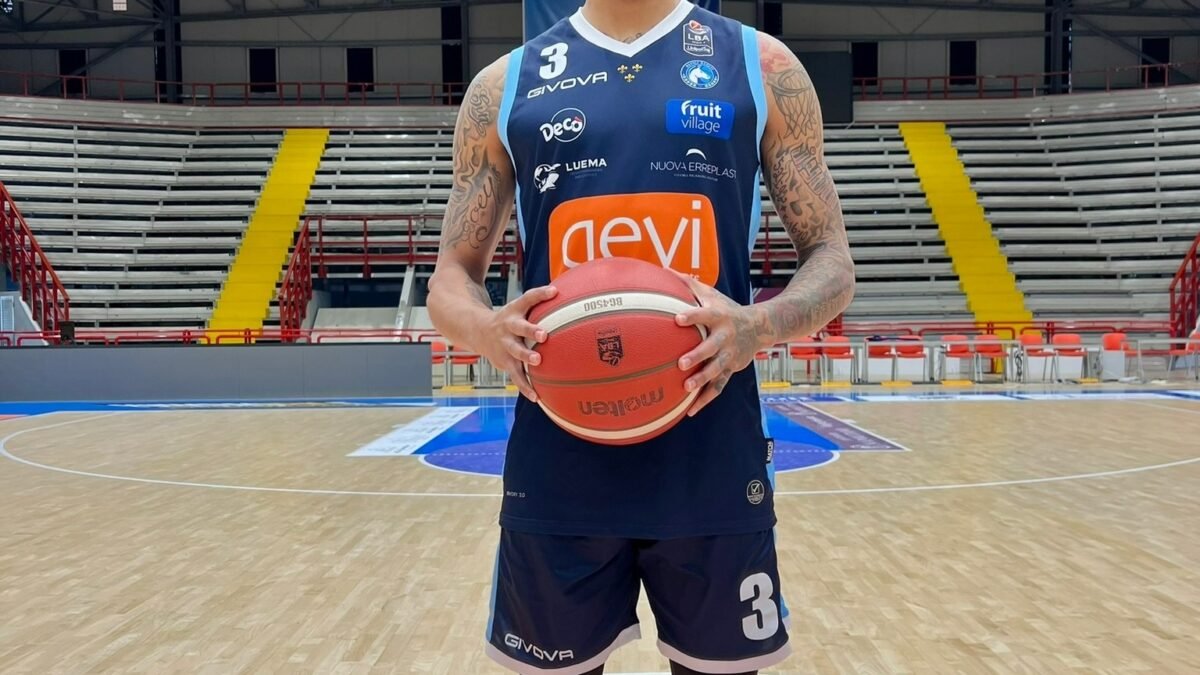 Joseph Young è arrivato a Napoli: “Entusiasta di essere qui” VIDEO