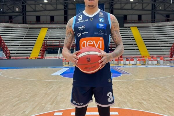 Joseph Young è arrivato a Napoli: “Entusiasta di essere qui” VIDEO