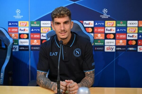 Napoli batte Roma 1-0 all’Olimpico e raggiunge il Milan in testa alla classifica.