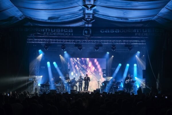 Erry Mariano manda in visibilio il Palapartenope