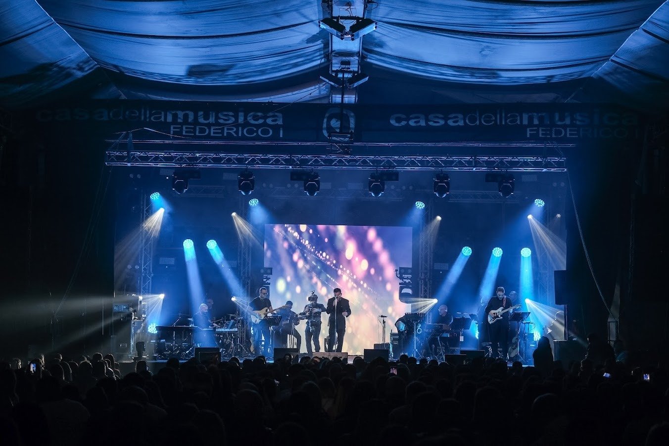 Erry Mariano manda in visibilio il Palapartenope